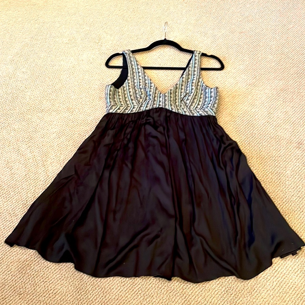 Black, white and light blue short dress